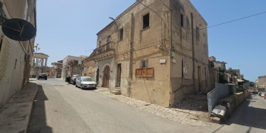 Vendesi agglomerato immobiliare in via Camerina e via Goito a Vittoria